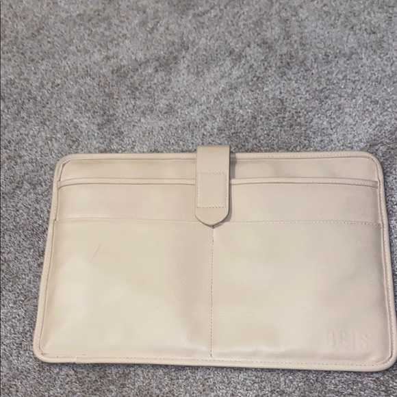 BEIS Handbags - Beis Elegant Tan Laptop Sleeve